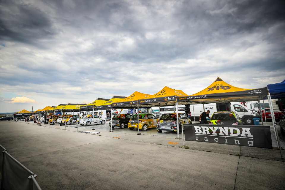 Čermák a Hrachovec ADAM Cup 2020 servis-2.jpg