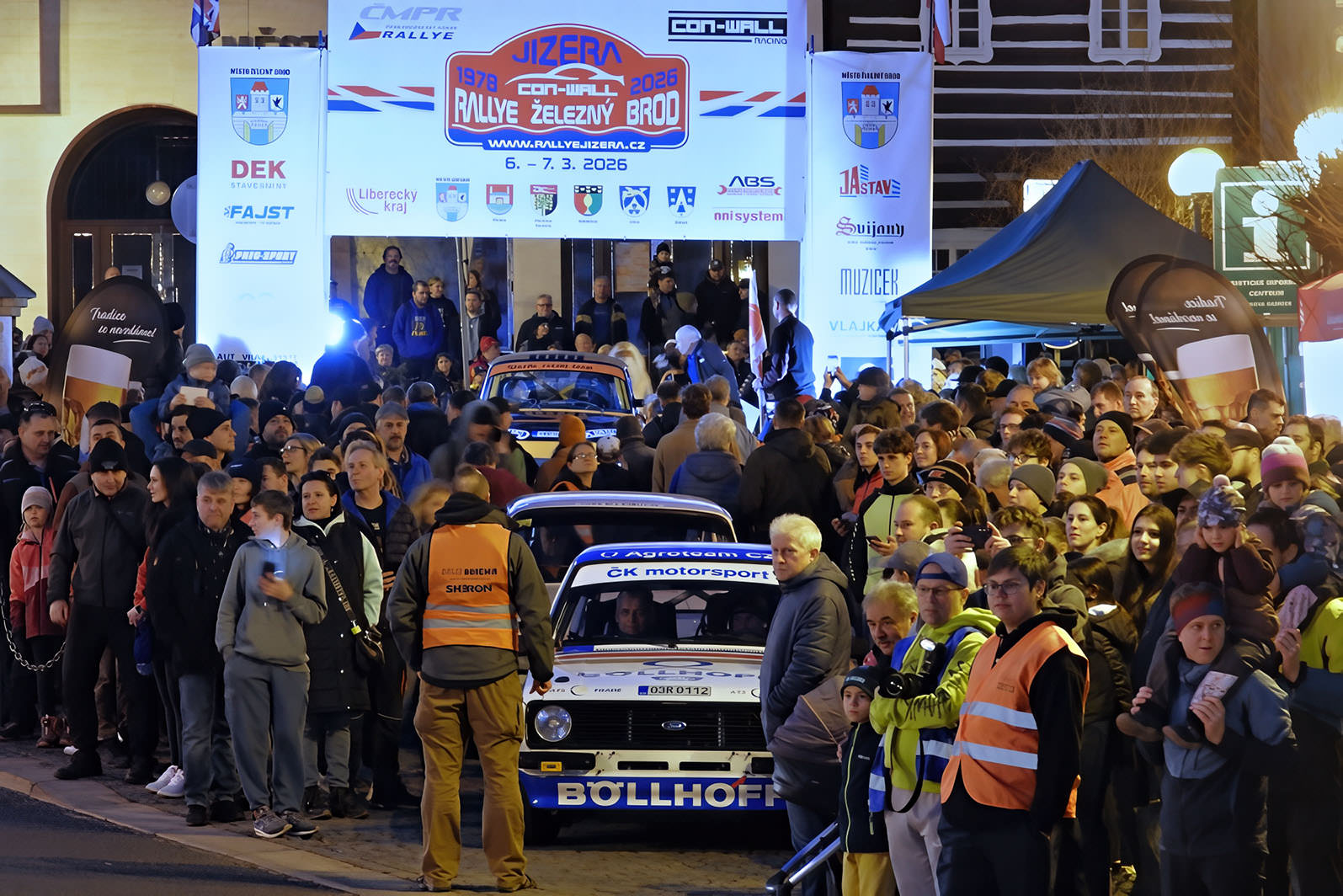Rallye Jizera;Slavnostní start obklopený diváky slavnostni-start-obklopeny-divaky.jpg